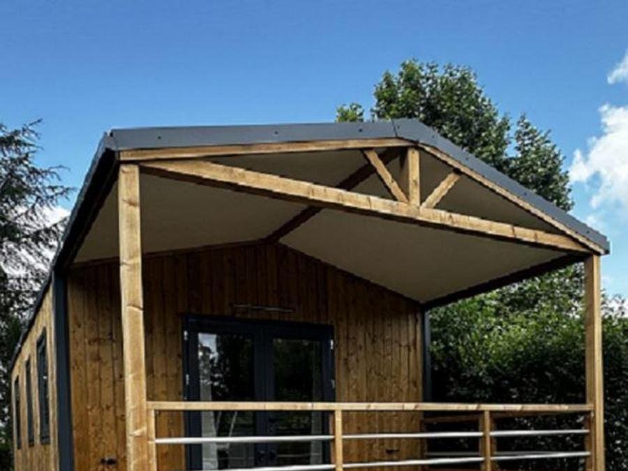 Camping Pas Cher vous présente avec son site Officiel campingpascher.fr, le Camping De Charlieu classé 3 étoiles, situé sur la commune de Charlieu dans le département Loire (Rhône Alpes) en France. Le camping De Charlieu vous propose un hébergement de type mobil-home de 24 m². L'établissement vous propose 10 autres types d'hébergements. Découvrez tous nos séjours à petits prix dans la commune et aux alentours de Charlieu du département : Loire (Rhône Alpes). Les Avis clients pour le Camping De Charlieu sont excellents avec une note moyenne de 10 sur 10. Piscine extérieure, Animations familiales, Aire de jeux enfants, Baby-foot, Court de tennis, Ping-pong, Structure gonflable enfants, Plats à emporter, Snack/Bar,... En savoir plus : cliquez-ICI.