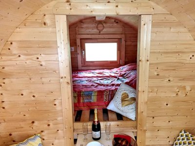 Cliquez pour découvrir toutes les photos de l'HÉBERGEMENT ! tente en toile et bois - De Charlieu photo 3