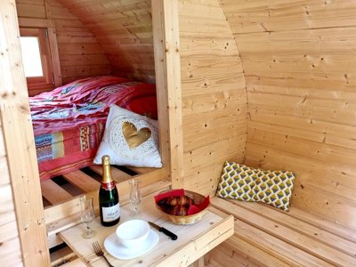 Cliquez pour découvrir toutes les photos de l'HÉBERGEMENT ! tente en toile et bois - De Charlieu photo 4