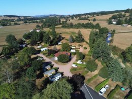 Camping Pas Cher vous présente avec son site Officiel campingpascher.fr, le Camping De Charlieu classé 3 étoiles, situé sur la commune de Charlieu dans le département Loire (Rhône Alpes) en France. Le camping De Charlieu vous propose un hébergement de type mobil-home de 24 m². L'établissement vous propose 13 autres types d'hébergements. Découvrez tous nos séjours à petits prix dans la commune et aux alentours de Charlieu du département : Loire (Rhône Alpes). Les Avis clients pour le Camping De Charlieu sont excellents avec une note moyenne de 10 sur 10. Piscine extérieure, Animations familiales, Aire de jeux enfants, Baby-foot, Court de tennis, Ping-pong, Structure gonflable enfants, Plats à emporter, Snack/Bar,... En savoir plus : cliquez-ICI.