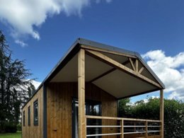 Camping Pas Cher vous présente avec son site Officiel campingpascher.fr, le Camping De Charlieu classé 3 étoiles, situé sur la commune de Charlieu dans le département Loire (Rhône Alpes) en France. Le camping De Charlieu vous propose un hébergement de type mobil-home de 24 m². L'établissement vous propose 13 autres types d'hébergements. Découvrez tous nos séjours à petits prix dans la commune et aux alentours de Charlieu du département : Loire (Rhône Alpes). Les Avis clients pour le Camping De Charlieu sont excellents avec une note moyenne de 10 sur 10. Piscine extérieure, Animations familiales, Aire de jeux enfants, Baby-foot, Court de tennis, Ping-pong, Structure gonflable enfants, Plats à emporter, Snack/Bar,... En savoir plus : cliquez-ICI.