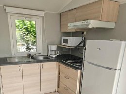 Camping Pas Cher vous présente avec son site Officiel campingpascher.fr, le Camping De Charlieu classé 3 étoiles, situé sur la commune de Charlieu dans le département Loire (Rhône Alpes) en France. Le camping De Charlieu vous propose un hébergement de type mobil-home avec climatisation (télévision). L'établissement vous propose 13 autres types d'hébergements. Découvrez tous nos séjours à petits prix dans la commune et aux alentours de Charlieu du département : Loire (Rhône Alpes). Les Avis clients pour le Camping De Charlieu sont excellents avec une note moyenne de 10 sur 10. Piscine extérieure, Animations familiales, Aire de jeux enfants, Baby-foot, Court de tennis, Ping-pong, Structure gonflable enfants, Plats à emporter, Snack/Bar,... En savoir plus : cliquez-ICI.