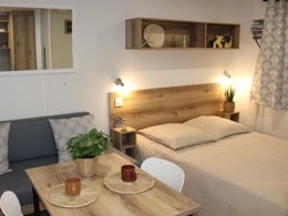 Camping Pas Cher vous présente avec son site Officiel campingpascher.fr, le Camping De Charlieu classé 3 étoiles, situé sur la commune de Charlieu dans le département Loire (Rhône Alpes) en France. Le camping De Charlieu, vous présente un hébergement de type chambre pour 1 personne. Le camping De Charlieu vous proposeun séjour PAS CHER avec une REMISEdu jeudi 01 janvier au jeudi 08 janvier 2026, en promotion à -30% pour 7 nuits à 416,50 € au lieu de 595,0 € soit une Économie de 178,50 €. Cette location propose 285 dates différentes pour réserver votre séjour. Découvrez également les 13 autres gammes d'hébergements du camping. Les Avis clients pour le Camping De Charlieu sont excellents avec une note moyenne de 10 sur 10. Piscine extérieure, Animations familiales, Aire de jeux enfants, Baby-foot, Court de tennis, Ping-pong, Structure gonflable enfants, Plats à emporter, Snack/Bar,... En savoir plus : cliquez-ICI.