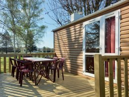 Camping Pas Cher vous présente avec son site Officiel campingpascher.fr, le Camping De Charlieu classé 3 étoiles, situé sur la commune de Charlieu dans le département Loire (Rhône Alpes) en France. Le camping De Charlieu vous propose un hébergement de type mobil-home de 32 m². L'établissement vous propose 13 autres types d'hébergements. Découvrez tous nos séjours à petits prix dans la commune et aux alentours de Charlieu du département : Loire (Rhône Alpes). Les Avis clients pour le Camping De Charlieu sont excellents avec une note moyenne de 10 sur 10. Piscine extérieure, Animations familiales, Aire de jeux enfants, Baby-foot, Court de tennis, Ping-pong, Structure gonflable enfants, Plats à emporter, Snack/Bar,... En savoir plus : cliquez-ICI.