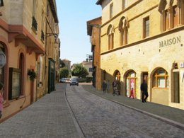 Camping Pas Cher vous présente avec son site Officiel campingpascher.fr, le Camping De Charlieu classé 3 étoiles, situé sur la commune de Charlieu dans le département Loire (Rhône Alpes) en France. Le camping De Charlieu, vous présente un hébergement de type tente en toile et bois de 7 m² pour 1 personne. Le camping De Charlieu vous propose du lundi 15 juin au lundi 22 juin 2026, en promotion à -25% pour 7 nuits à 236,25 € au lieu de 315,0 € soit une Économie de 78,75 €. Cette location propose 151 dates différentes pour réserver votre séjour. Découvrez également les 13 autres gammes d'hébergements du camping. Les Avis clients pour le Camping De Charlieu sont excellents avec une note moyenne de 10 sur 10. Piscine extérieure, Animations familiales, Aire de jeux enfants, Baby-foot, Court de tennis, Ping-pong, Structure gonflable enfants, Plats à emporter, Snack/Bar,... En savoir plus : cliquez-ICI.