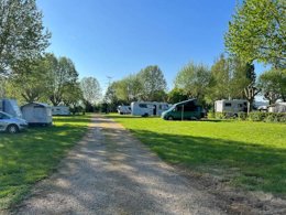 Camping Pas Cher vous présente avec son site Officiel campingpascher.fr, le Camping Du Val De Saône classé 3 étoiles, situé sur la commune de Thoissey dans le département Ain (Rhône Alpes) en France. Le camping Du Val De Saône, vous présente un hébergement de type caravane. Le camping Du Val De Saône vous propose du dimanche 30 août au dimanche 06 septembre 2026 pour 7 nuits à 432€. Cette location propose 30 dates différentes pour réserver votre séjour. Découvrez également les 14 autres gammes d'hébergements du camping. Les Avis clients pour le Camping Du Val De Saône sont excellents avec une note moyenne de 8 sur 10. Rivière, Piscine chauffée, Piscine extérieure, Animations familiales, Aire de jeux enfants, Canoë-kayak, Paddle, Pétanque, Terrain multisports, Bar, Dépôt de pain, Supermarché, Épicerie,... En savoir plus : cliquez-ICI.