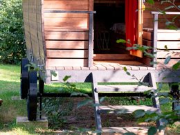 Camping Pas Cher vous présente avec son site Officiel campingpascher.fr, le Camping Du Val De Saône classé 3 étoiles, situé sur la commune de Thoissey dans le département Ain (Rhône Alpes) en France. Le camping Du Val De Saône, vous présente un hébergement de type hébergement insolite de 8 m² pour 4 personnes. Le camping Du Val De Saône vous propose du dimanche 19 avril au dimanche 26 avril 2026 pour 7 nuits à 342€. Cette location propose 164 dates différentes pour réserver votre séjour. Découvrez également les 7 autres gammes d'hébergements du camping. Les Avis clients pour le Camping Du Val De Saône sont excellents avec une note moyenne de 8 sur 10. Rivière, Piscine chauffée, Piscine extérieure, Animations familiales, Aire de jeux enfants, Canoë-kayak, Paddle, Pétanque, Terrain multisports, Bar, Dépôt de pain, Supermarché, Épicerie,... En savoir plus : cliquez-ICI.