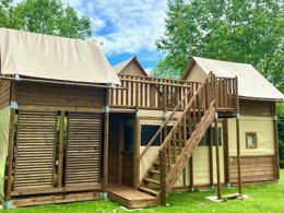 Camping Pas Cher vous présente avec son site Officiel campingpascher.fr, le Camping Du Val De Saône classé 3 étoiles, situé sur la commune de Thoissey dans le département Ain (Rhône Alpes) en France. Le camping Du Val De Saône, vous présente un hébergement de type hébergement insolite pour 7 personnes. Le camping Du Val De Saône vous propose du vendredi 17 avril au vendredi 24 avril 2026 pour 7 nuits à 528€. Cette location propose 100 dates différentes pour réserver votre séjour. Découvrez également les 7 autres gammes d'hébergements du camping. Les Avis clients pour le Camping Du Val De Saône sont excellents avec une note moyenne de 8 sur 10. Rivière, Piscine chauffée, Piscine extérieure, Animations familiales, Aire de jeux enfants, Canoë-kayak, Paddle, Pétanque, Terrain multisports, Bar, Dépôt de pain, Supermarché, Épicerie,... En savoir plus : cliquez-ICI.