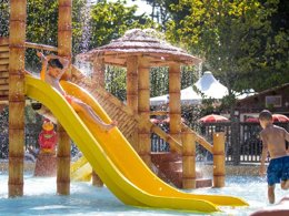 Camping Pas Cher vous présente avec son site Officiel campingpascher.fr, le Camping Antioche classé 4 étoiles, situé sur la commune de Le Bois Plage En Re dans le département Charente-maritime (Poitou Charentes) en France. Le camping Antioche vous propose un hébergement de type mobil-home de 28 m² pour 8 personnes (télévision). L'établissement vous propose 2 autres types d'hébergements. Découvrez tous nos séjours à petits prix dans la commune et aux alentours de Le Bois Plage En Re du département : Charente-maritime (Poitou Charentes). Les Avis clients pour le Camping Antioche sont excellents avec une note moyenne de 8 sur 10. Mer, Animations familiales, Club enfants, Aire de jeux enfants, Baby-foot, Canoë-kayak, Centre équestre, Ping-pong, Piscine, Pétanque, Salle de jeux vidéo, Structure gonflable enfants, Terrain multisports, Bar, Restaurant, Snack/Bar, Épicerie,... En savoir plus : cliquez-ICI.