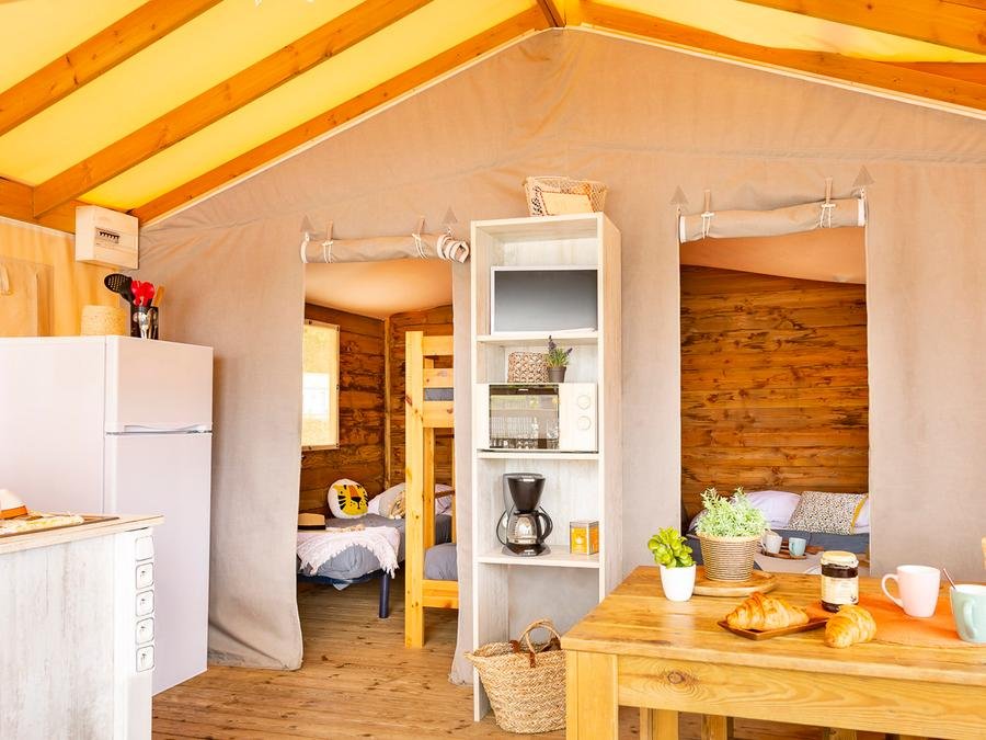 Camping Pas Cher vous présente avec son site Officiel campingpascher.fr, le Camping Romanée - La Plage classé 4 étoiles, situé sur la commune de Saint Clement Des Baleines dans le département Charente-maritime (Poitou Charentes) en France. Le camping Romanée - La Plage, vous présente un hébergement de type lodge. Le camping Romanée - La Plage vous propose du jeudi 04 juin au jeudi 11 juin 2026 avec un DÉPART DEMAIN pour 7 nuits à 360€. Cette location propose 62 dates différentes pour réserver votre séjour. Découvrez également les 8 autres gammes d'hébergements du camping. Les Avis clients pour le Camping Romanée - La Plage sont excellents avec une note moyenne de 8 sur 10. Piscine chauffée, Piscine extérieure, Animations familiales, Club ados, Club enfants, Aire de jeux enfants, Ping-pong, Pétanque, Salle de fitness, Surf, Terrain multisports, Bar, Dépôt de pain, Restaurant, Snack/Bar, Épicerie,... En savoir plus : cliquez-ICI.