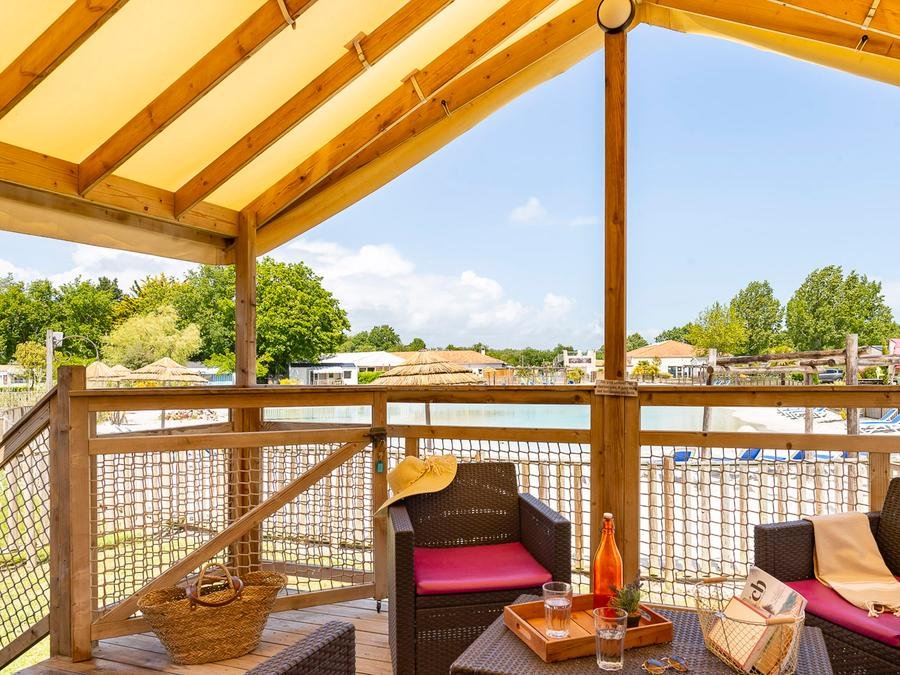 Camping Pas Cher vous présente avec son site Officiel campingpascher.fr, le Camping Romanée - La Plage classé 4 étoiles, situé sur la commune de Saint Clement Des Baleines dans le département Charente-maritime (Poitou Charentes) en France. Le camping Romanée - La Plage, vous présente un hébergement de type lodge de 32 m² pour 2 personnes. Le camping Romanée - La Plage vous propose du jeudi 04 juin au jeudi 11 juin 2026 avec un DÉPART DEMAIN pour 7 nuits à 380€. Cette location propose 46 dates différentes pour réserver votre séjour. Découvrez également les 8 autres gammes d'hébergements du camping. Les Avis clients pour le Camping Romanée - La Plage sont excellents avec une note moyenne de 8 sur 10. Piscine chauffée, Piscine extérieure, Animations familiales, Club ados, Club enfants, Aire de jeux enfants, Ping-pong, Pétanque, Salle de fitness, Surf, Terrain multisports, Bar, Dépôt de pain, Restaurant, Snack/Bar, Épicerie,... En savoir plus : cliquez-ICI.
