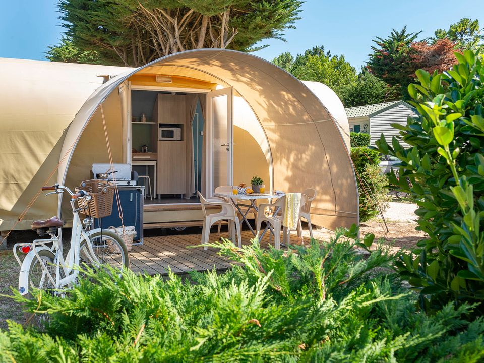 Camping Pas Cher vous présente avec son site Officiel campingpascher.fr, le Camping Romanée - La Plage classé 4 étoiles, situé sur la commune de Saint Clement Des Baleines dans le département Charente-maritime (Poitou Charentes) en France. Le camping Romanée - La Plage vous propose un hébergement de type bungalow toilé de 23 m². L'établissement vous propose 7 autres types d'hébergements. Découvrez tous nos séjours à petits prix dans la commune et aux alentours de Saint Clement Des Baleines du département : Charente-maritime (Poitou Charentes). Les Avis clients pour le Camping Romanée - La Plage sont excellents avec une note moyenne de 8 sur 10. Piscine chauffée, Piscine extérieure, Animations familiales, Club ados, Club enfants, Aire de jeux enfants, Ping-pong, Pétanque, Salle de fitness, Surf, Terrain multisports, Bar, Dépôt de pain, Restaurant, Snack/Bar, Épicerie,... En savoir plus : cliquez-ICI.