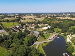 Camping Pas Cher vous présente avec son site Officiel campingpascher.fr, la Résidence Domaine Du Lambon, située sur la commune de Prailles dans le département Deux-sèvres (Poitou Charentes) en France. La résidence Domaine Du Lambon, vous présente un hébergement de type maison de 55 m² pour 6 personnes et télévision. La résidence Domaine Du Lambon vous propose du vendredi 05 juin au vendredi 12 juin 2026 avec un DÉPART DEMAIN pour 7 nuits à 369.6€. Cette location propose 86 dates différentes pour réserver votre séjour. Découvrez également les 2 autres gammes d'hébergements de la résidence. Les Avis clients pour la Résidence Domaine Du Lambon sont de 7 sur 10. Lac, Piscine chauffée, Piscine extérieure, Aire de jeux enfants, Paddle, Pédalo, Randonnée,... En savoir plus : cliquez-ICI.