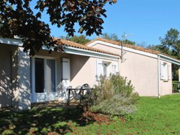 Camping Pas Cher vous présente avec son site Officiel campingpascher.fr, la Résidence Domaine Du Lambon, située sur la commune de Prailles dans le département Deux-sèvres (Poitou Charentes) en France. La résidence Domaine Du Lambon, vous présente un hébergement de type maison de 55 m² pour 6 personnes et télévision. La résidence Domaine Du Lambon vous propose du sam. 04 avril au sam. 11 avril 2026 pour 7 nuits à 577.5€. Cette location propose 148 dates différentes pour réserver votre séjour. Découvrez également les 2 autres gammes d'hébergements de la résidence. Les Avis clients pour la Résidence Domaine Du Lambon sont de 7 sur 10. Lac, Piscine chauffée, Piscine extérieure, Aire de jeux enfants, Paddle, Pédalo, Randonnée,... En savoir plus : cliquez-ICI.