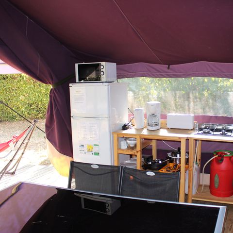 Cliquez pour découvrir toutes les photos de l'HÉBERGEMENT ! tente en toile et bois - De Matour photo 4