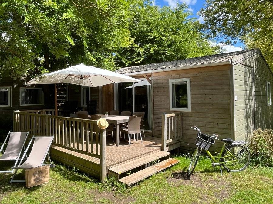 Camping Pas Cher vous présente avec son site Officiel campingpascher.fr, le Camping La Venise Verte classé 4 étoiles, situé sur la commune de Coulon dans le département Deux-sèvres (Poitou Charentes) en France. Le camping La Venise Verte vous propose un hébergement de type chalet de 50 m² avec climatisation (télévision). L'établissement vous propose 13 autres types d'hébergements. Découvrez tous nos séjours à petits prix dans la commune et aux alentours de Coulon du département : Deux-sèvres (Poitou Charentes). Les Avis clients pour le Camping La Venise Verte sont excellents avec une note moyenne de 9 sur 10. Piscine chauffée, Piscine extérieure, Animations familiales, Club enfants, Aire de jeux enfants, Centre équestre, Cyclisme, Ping-pong, Pétanque, Randonnée, Bar, Dépôt de pain, Plats à emporter, Restaurant, Snack/Bar, Supermarché, Épicerie,... En savoir plus : cliquez-ICI.