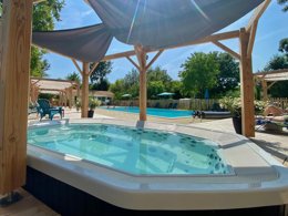 Camping Pas Cher vous présente avec son site Officiel campingpascher.fr, le Camping La Venise Verte classé 4 étoiles, situé sur la commune de Coulon dans le département Deux-sèvres (Poitou Charentes) en France. Le camping La Venise Verte vous propose un hébergement de type chalet de 50 m² avec climatisation (télévision). L'établissement vous propose 13 autres types d'hébergements. Découvrez tous nos séjours à petits prix dans la commune et aux alentours de Coulon du département : Deux-sèvres (Poitou Charentes). Les Avis clients pour le Camping La Venise Verte sont excellents avec une note moyenne de 9 sur 10. Piscine chauffée, Piscine extérieure, Animations familiales, Club enfants, Aire de jeux enfants, Centre équestre, Cyclisme, Ping-pong, Pétanque, Randonnée, Bar, Dépôt de pain, Plats à emporter, Restaurant, Snack/Bar, Supermarché, Épicerie,... En savoir plus : cliquez-ICI.