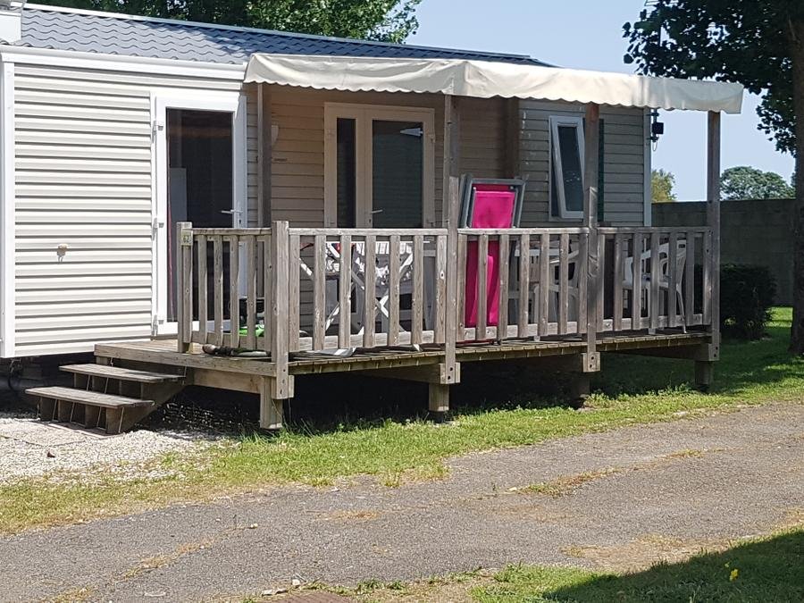 Camping Pas Cher vous présente avec son site Officiel campingpascher.fr, le Camping Flower Le Pre Des Sables classé 3 étoiles, situé sur la commune de L'aiguillon Sur Mer dans le département Vendée (Pays De La Loire) en France. Le camping Flower Le Pre Des Sables, vous présente un hébergement de type mobil-home de 27 m² et télévision. Le camping Flower Le Pre Des Sables vous propose du sam. 29 août au sam. 05 septembre 2026 pour 7 nuits à 357€. Cette location propose 43 dates différentes pour réserver votre séjour. Découvrez également les 12 autres gammes d'hébergements du camping. Les Avis clients pour le Camping Flower Le Pre Des Sables sont excellents avec une note moyenne de 9 sur 10. Piscine chauffée, Piscine couverte, Animations familiales, Club enfants, Aire de jeux enfants, Baby-foot, Golf, Ping-pong, Pétanque, Structure gonflable enfants, Trampoline, Dépôt de pain, Restaurant, Snack/Bar, Supermarché,... En savoir plus : cliquez-ICI.