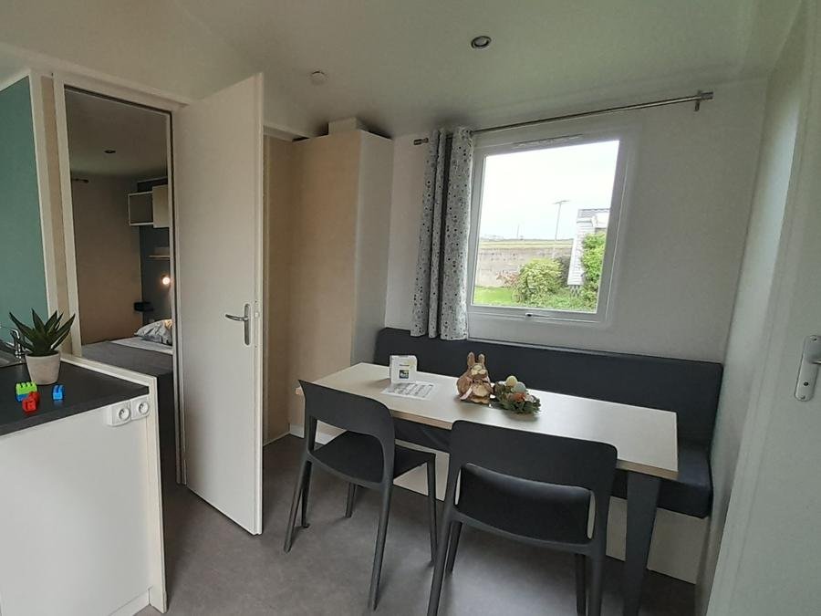Camping Pas Cher vous présente avec son site Officiel campingpascher.fr, le Camping Flower Le Pre Des Sables classé 3 étoiles, situé sur la commune de L'aiguillon Sur Mer dans le département Vendée (Pays De La Loire) en France. Le camping Flower Le Pre Des Sables, vous présente un hébergement de type mobil-home de 26 m² et télévision. Le camping Flower Le Pre Des Sables vous propose du mercredi 24 juin au mercredi 01 juillet 2026 avec une PROMO de DERNIÈRE MINUTE, en promotion à -8% pour 7 nuits à 383,72 € au lieu de 418,0 € soit une Économie de 34,28 €. Cette location propose 23 dates différentes pour réserver votre séjour. Découvrez également les 12 autres gammes d'hébergements du camping. Les Avis clients pour le Camping Flower Le Pre Des Sables sont excellents avec une note moyenne de 9 sur 10. Piscine chauffée, Piscine couverte, Animations familiales, Club enfants, Aire de jeux enfants, Baby-foot, Golf, Ping-pong, Pétanque, Structure gonflable enfants, Trampoline, Dépôt de pain, Restaurant, Snack/Bar, Supermarché,... En savoir plus : cliquez-ICI.