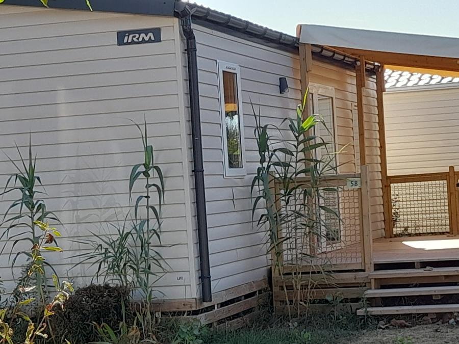 Camping Pas Cher vous présente avec son site Officiel campingpascher.fr, le Camping Flower Le Pre Des Sables classé 3 étoiles, situé sur la commune de L'aiguillon Sur Mer dans le département Vendée (Pays De La Loire) en France. Le camping Flower Le Pre Des Sables, vous présente un hébergement de type mobil-home de 34 m² et télévision. Le camping Flower Le Pre Des Sables vous propose du sam. 05 septembre au sam. 12 septembre 2026 pour 7 nuits à 441€. Cette location propose 11 dates différentes pour réserver votre séjour. Découvrez également les 12 autres gammes d'hébergements du camping. Les Avis clients pour le Camping Flower Le Pre Des Sables sont excellents avec une note moyenne de 9 sur 10. Piscine chauffée, Piscine couverte, Animations familiales, Club enfants, Aire de jeux enfants, Baby-foot, Golf, Ping-pong, Pétanque, Structure gonflable enfants, Trampoline, Dépôt de pain, Restaurant, Snack/Bar, Supermarché,... En savoir plus : cliquez-ICI.