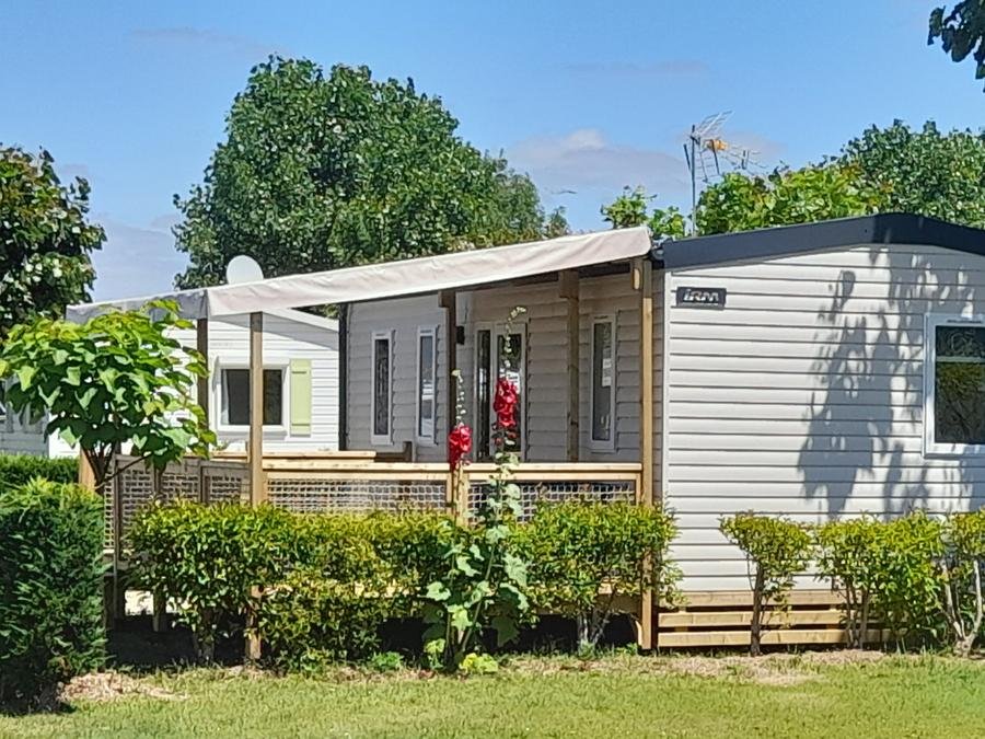 Camping Pas Cher vous présente avec son site Officiel campingpascher.fr, le Camping Flower Le Pre Des Sables classé 3 étoiles, situé sur la commune de L'aiguillon Sur Mer dans le département Vendée (Pays De La Loire) en France. Le camping Flower Le Pre Des Sables vous propose un hébergement de type mobil-home de 34 m² (télévision). Cet hébergement propose plus de 17 dates différentes pour réserver ! Pour dévouvrir la période la moins chère, consultez la rubrique 'Tarifs' et sélectionnez votre mois de départ. L'établissement vous propose 12 autres types d'hébergements. Découvrez tous nos séjours à petits prix dans la commune et aux alentours de L'aiguillon Sur Mer du département : Vendée (Pays De La Loire). Les Avis clients pour le Camping Flower Le Pre Des Sables sont excellents avec une note moyenne de 9 sur 10. Piscine chauffée, Piscine couverte, Animations familiales, Club enfants, Aire de jeux enfants, Baby-foot, Golf, Ping-pong, Pétanque, Structure gonflable enfants, Trampoline, Dépôt de pain, Restaurant, Snack/Bar, Supermarché,... En savoir plus : cliquez-ICI.