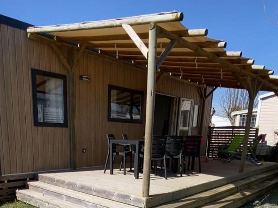 Camping Pas Cher vous présente avec son site Officiel campingpascher.fr, le Camping Flower Le Pre Des Sables classé 3 étoiles, situé sur la commune de L'aiguillon Sur Mer dans le département Vendée (Pays De La Loire) en France. Le camping Flower Le Pre Des Sables vous propose un hébergement de type mobil-home de 35 m² (télévision). L'établissement vous propose 12 autres types d'hébergements. Découvrez tous nos séjours à petits prix dans la commune et aux alentours de L'aiguillon Sur Mer du département : Vendée (Pays De La Loire). Les Avis clients pour le Camping Flower Le Pre Des Sables sont excellents avec une note moyenne de 9 sur 10. Piscine chauffée, Piscine couverte, Animations familiales, Club enfants, Aire de jeux enfants, Baby-foot, Golf, Ping-pong, Pétanque, Structure gonflable enfants, Trampoline, Dépôt de pain, Restaurant, Snack/Bar, Supermarché,... En savoir plus : cliquez-ICI.