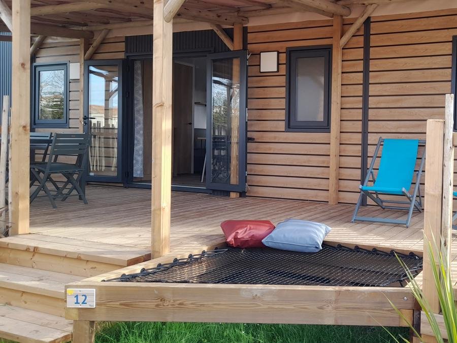 Camping Pas Cher vous présente avec son site Officiel campingpascher.fr, le Camping Flower Le Pre Des Sables classé 3 étoiles, situé sur la commune de L'aiguillon Sur Mer dans le département Vendée (Pays De La Loire) en France. Le camping Flower Le Pre Des Sables, vous présente un hébergement de type mobil-home de 32 m². Le camping Flower Le Pre Des Sables vous propose du sam. 05 septembre au sam. 12 septembre 2026 pour 7 nuits à 532€. Cette location propose 13 dates différentes pour réserver votre séjour. Découvrez également les 12 autres gammes d'hébergements du camping. Les Avis clients pour le Camping Flower Le Pre Des Sables sont excellents avec une note moyenne de 9 sur 10. Piscine chauffée, Piscine couverte, Animations familiales, Club enfants, Aire de jeux enfants, Baby-foot, Golf, Ping-pong, Pétanque, Structure gonflable enfants, Trampoline, Dépôt de pain, Restaurant, Snack/Bar, Supermarché,... En savoir plus : cliquez-ICI.
