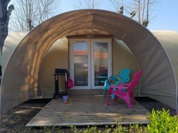 Camping Pas Cher vous présente avec son site Officiel campingpascher.fr, le Camping Flower Le Pre Des Sables classé 3 étoiles, situé sur la commune de L'aiguillon Sur Mer dans le département Vendée (Pays De La Loire) en France. Le camping Flower Le Pre Des Sables, vous présente un hébergement de type hébergement insolite de 16 m². Le camping Flower Le Pre Des Sables vous propose du sam. 05 septembre au sam. 12 septembre 2026 pour 7 nuits à 266€. Cette location propose 77 dates différentes pour réserver votre séjour. Découvrez également les 12 autres gammes d'hébergements du camping. Les Avis clients pour le Camping Flower Le Pre Des Sables sont excellents avec une note moyenne de 9 sur 10. Piscine chauffée, Piscine couverte, Animations familiales, Club enfants, Aire de jeux enfants, Baby-foot, Golf, Ping-pong, Pétanque, Structure gonflable enfants, Trampoline, Dépôt de pain, Restaurant, Snack/Bar, Supermarché,... En savoir plus : cliquez-ICI.