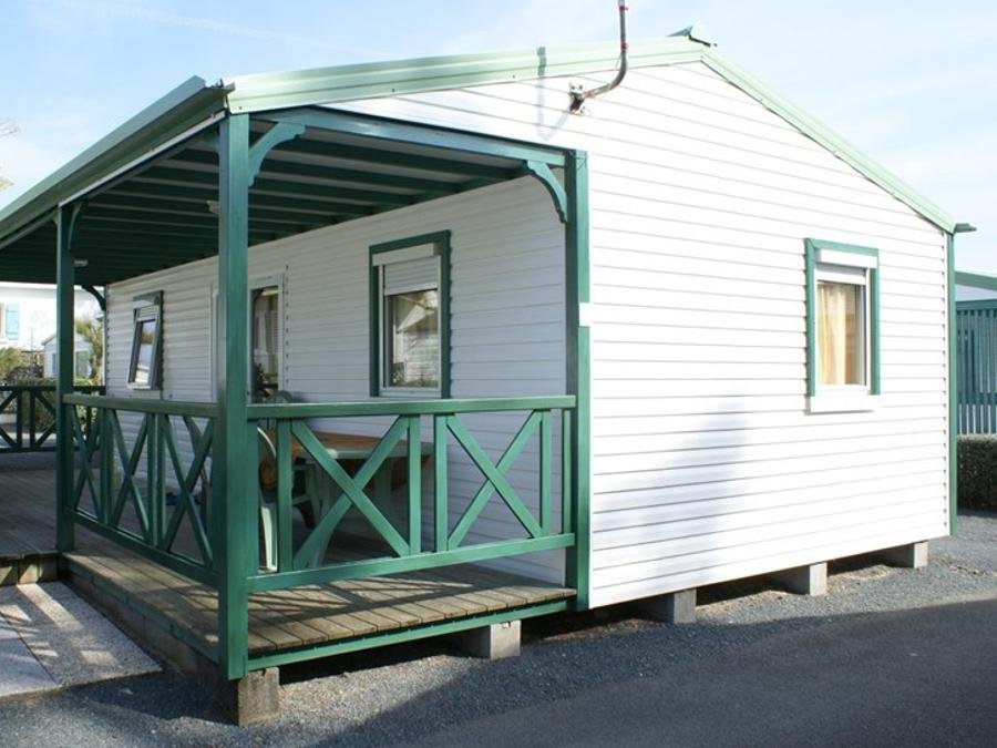 Camping Pas Cher vous présente avec son site Officiel campingpascher.fr, le Camping Les Tulipes classé 2 étoiles, situé sur la commune de La Faute Sur Mer dans le département Vendée (Pays De La Loire) en France. Le camping Les Tulipes vous propose un hébergement de type chalet de 32 m² pour 2 personnes (télévision). Cet hébergement propose plus de 50 dates différentes pour réserver ! Pour dévouvrir la période la moins chère, consultez la rubrique 'Tarifs' et sélectionnez votre mois de départ. L'établissement vous propose 6 autres types d'hébergements. Découvrez tous nos séjours à petits prix dans la commune et aux alentours de La Faute Sur Mer du département : Vendée (Pays De La Loire). Les Avis clients pour le Camping Les Tulipes sont excellents avec une note moyenne de 9 sur 10. Mer, Piscine chauffée, Piscine extérieure, Animations familiales, Club enfants, Aire de jeux enfants, Baby-foot, Cyclisme, Golf, Ping-pong, Pétanque, Salle de fitness, Structure gonflable enfants, Dépôt de pain, Pizzeria, Restaurant, Restaurant grill,... En savoir plus : cliquez-ICI.