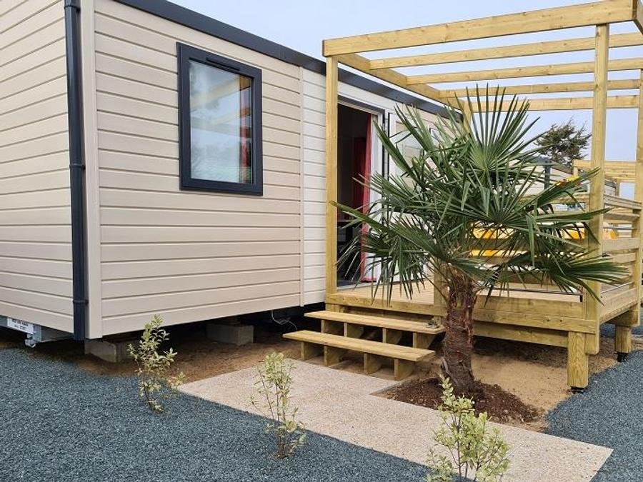 Camping Pas Cher vous présente avec son site Officiel campingpascher.fr, le Camping Les Tulipes classé 2 étoiles, situé sur la commune de La Faute Sur Mer dans le département Vendée (Pays De La Loire) en France. Le camping Les Tulipes, vous présente un hébergement de type mobil-home de 20 m² et télévision. Le camping Les Tulipes vous propose du dimanche 21 juin au dimanche 28 juin 2026, en promotion à -9% pour 7 nuits à 301,50 € au lieu de 331,5 € soit une Économie de 30 €. Cette location propose 26 dates différentes pour réserver votre séjour. Découvrez également les 6 autres gammes d'hébergements du camping. Les Avis clients pour le Camping Les Tulipes sont excellents avec une note moyenne de 9 sur 10. Mer, Piscine chauffée, Piscine extérieure, Animations familiales, Club enfants, Aire de jeux enfants, Baby-foot, Cyclisme, Golf, Ping-pong, Pétanque, Salle de fitness, Structure gonflable enfants, Dépôt de pain, Pizzeria, Restaurant, Restaurant grill,... En savoir plus : cliquez-ICI.