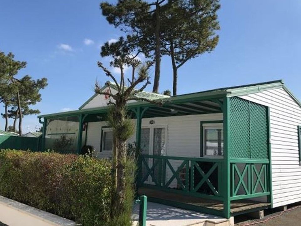 Camping Pas Cher vous présente avec son site Officiel campingpascher.fr, le Camping Les Tulipes classé 2 étoiles, situé sur la commune de La Faute Sur Mer dans le département Vendée (Pays De La Loire) en France. Le camping Les Tulipes vous propose un hébergement de type chalet de 32 m² pour 2 personnes (télévision). L'établissement vous propose 5 autres types d'hébergements. Découvrez tous nos séjours à petits prix dans la commune et aux alentours de La Faute Sur Mer du département : Vendée (Pays De La Loire). Les Avis clients pour le Camping Les Tulipes sont excellents avec une note moyenne de 9 sur 10. Mer, Piscine chauffée, Piscine extérieure, Animations familiales, Club enfants, Aire de jeux enfants, Baby-foot, Cyclisme, Golf, Ping-pong, Pétanque, Salle de fitness, Structure gonflable enfants, Dépôt de pain, Pizzeria, Restaurant, Restaurant grill,... En savoir plus : cliquez-ICI.