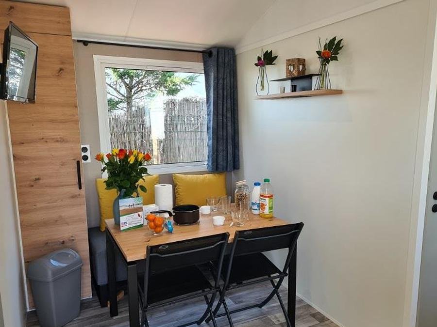 Camping Pas Cher vous présente avec son site Officiel campingpascher.fr, le Camping Les Tulipes classé 2 étoiles, situé sur la commune de La Faute Sur Mer dans le département Vendée (Pays De La Loire) en France. Le camping Les Tulipes vous propose un hébergement de type mobil-home de 23 m² pour 1 personne (télévision). L'établissement vous propose 6 autres types d'hébergements. Découvrez tous nos séjours à petits prix dans la commune et aux alentours de La Faute Sur Mer du département : Vendée (Pays De La Loire). Les Avis clients pour le Camping Les Tulipes sont excellents avec une note moyenne de 9 sur 10. Mer, Piscine chauffée, Piscine extérieure, Animations familiales, Club enfants, Aire de jeux enfants, Baby-foot, Cyclisme, Golf, Ping-pong, Pétanque, Salle de fitness, Structure gonflable enfants, Dépôt de pain, Pizzeria, Restaurant, Restaurant grill,... En savoir plus : cliquez-ICI.