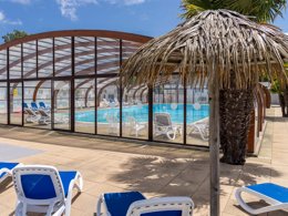 Camping Pas Cher vous présente avec son site Officiel campingpascher.fr, le Camping Les Rouillères classé 4 étoiles, situé sur la commune de La Tranche Sur Mer dans le département Vendée (Pays De La Loire) en France. Le camping Les Rouillères, vous présente un hébergement de type mobil-home de 30 m² pour 6 personnes avec climatisation et télévision. Le camping Les Rouillères vous propose du sam. 25 avril au sam. 02 mai 2026, en promotion à -28% pour 7 nuits à 339 € au lieu de 475,0 € soit une Économie de 136 €. Cette location propose 47 dates différentes pour réserver votre séjour. Découvrez également les 3 autres gammes d'hébergements du camping. Les Avis clients pour le Camping Les Rouillères sont excellents avec une note moyenne de 8 sur 10. Mer, Bassin enfant, Piscine couverte, Animation ados, Animations familiales, Club enfants, Aire de jeux enfants, Cyclisme, Ping-pong, Pétanque, Randonnée, Surf, Terrain multisports, Bar, Boulangerie, Snack/Bar, Supermarché, Épicerie,... En savoir plus : cliquez-ICI.