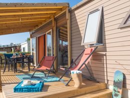 Camping Pas Cher vous présente avec son site Officiel campingpascher.fr, le Camping Les Rouillères classé 4 étoiles, situé sur la commune de La Tranche Sur Mer dans le département Vendée (Pays De La Loire) en France. Le camping Les Rouillères, vous présente un hébergement de type mobil-home de 25 m² pour 5 personnes avec climatisation et télévision. Le camping Les Rouillères vous proposeun séjour PAS CHER avec une REMISEdu sam. 02 mai au sam. 09 mai 2026, en promotion à -32% pour 7 nuits à 289 € au lieu de 429,0 € soit une Économie de 140 €. Cette location propose 47 dates différentes pour réserver votre séjour. Découvrez également les 3 autres gammes d'hébergements du camping. Les Avis clients pour le Camping Les Rouillères sont excellents avec une note moyenne de 8 sur 10. Mer, Bassin enfant, Piscine couverte, Animation ados, Animations familiales, Club enfants, Aire de jeux enfants, Cyclisme, Ping-pong, Pétanque, Randonnée, Surf, Terrain multisports, Bar, Boulangerie, Snack/Bar, Supermarché, Épicerie,... En savoir plus : cliquez-ICI.