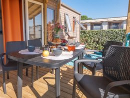 Camping Pas Cher vous présente avec son site Officiel campingpascher.fr, le Camping Les Rouillères classé 4 étoiles, situé sur la commune de La Tranche Sur Mer dans le département Vendée (Pays De La Loire) en France. Le camping Les Rouillères, vous présente un hébergement de type mobil-home de 30 m² pour 6 personnes avec climatisation et télévision. Le camping Les Rouillères vous propose du sam. 25 avril au sam. 02 mai 2026, en promotion à -28% pour 7 nuits à 339 € au lieu de 475,0 € soit une Économie de 136 €. Cette location propose 47 dates différentes pour réserver votre séjour. Découvrez également les 3 autres gammes d'hébergements du camping. Les Avis clients pour le Camping Les Rouillères sont excellents avec une note moyenne de 8 sur 10. Mer, Bassin enfant, Piscine couverte, Animation ados, Animations familiales, Club enfants, Aire de jeux enfants, Cyclisme, Ping-pong, Pétanque, Randonnée, Surf, Terrain multisports, Bar, Boulangerie, Snack/Bar, Supermarché, Épicerie,... En savoir plus : cliquez-ICI.