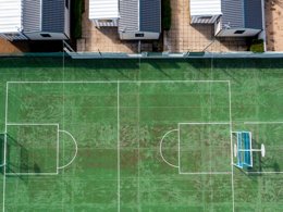 Camping Pas Cher vous présente avec son site Officiel campingpascher.fr, le Camping Les Rouillères classé 4 étoiles, situé sur la commune de La Tranche Sur Mer dans le département Vendée (Pays De La Loire) en France. Le camping Les Rouillères, vous présente un hébergement de type mobil-home de 25 m² et télévision. Le camping Les Rouillères vous proposeun séjour PAS CHER avec une REMISEdu vendredi 03 avril au vendredi 10 avril 2026, en promotion à -35% pour 7 nuits à 339 € au lieu de 521,54 € soit une Économie de 182,54 €. Cette location propose 72 dates différentes pour réserver votre séjour. Découvrez également les 3 autres gammes d'hébergements du camping. Les Avis clients pour le Camping Les Rouillères sont excellents avec une note moyenne de 8 sur 10. Mer, Bassin enfant, Piscine couverte, Animation ados, Animations familiales, Club enfants, Aire de jeux enfants, Cyclisme, Ping-pong, Pétanque, Randonnée, Surf, Terrain multisports, Bar, Boulangerie, Snack/Bar, Supermarché, Épicerie,... En savoir plus : cliquez-ICI.