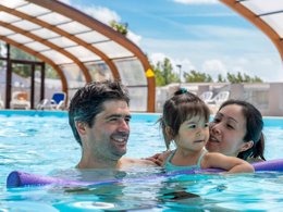 Camping Pas Cher vous présente avec son site Officiel campingpascher.fr, le Camping Les Rouillères classé 4 étoiles, situé sur la commune de La Tranche Sur Mer dans le département Vendée (Pays De La Loire) en France. Le camping Les Rouillères, vous présente un hébergement de type mobil-home de 25 m² pour 5 personnes avec climatisation et télévision. Le camping Les Rouillères vous proposeun séjour PAS CHER avec une REMISEdu sam. 02 mai au sam. 09 mai 2026, en promotion à -32% pour 7 nuits à 289 € au lieu de 429,0 € soit une Économie de 140 €. Cette location propose 47 dates différentes pour réserver votre séjour. Découvrez également les 3 autres gammes d'hébergements du camping. Les Avis clients pour le Camping Les Rouillères sont excellents avec une note moyenne de 8 sur 10. Mer, Bassin enfant, Piscine couverte, Animation ados, Animations familiales, Club enfants, Aire de jeux enfants, Cyclisme, Ping-pong, Pétanque, Randonnée, Surf, Terrain multisports, Bar, Boulangerie, Snack/Bar, Supermarché, Épicerie,... En savoir plus : cliquez-ICI.