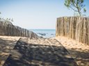 Camping Pas Cher vous présente avec son site Officiel campingpascher.fr, le Camping La Grière classé 3 étoiles, situé sur la commune de La Tranche Sur Mer dans le département Vendée (Pays De La Loire) en France. Le camping La Grière, vous présente un hébergement de type mobil-home. Le camping La Grière vous proposeun séjour PAS CHER avec une REMISEdu vendredi 11 septembre au vendredi 18 septembre 2026, en promotion à -30% pour 7 nuits à 316,40 € au lieu de 452,0 € soit une Économie de 135,60 €. Cette location propose 18 dates différentes pour réserver votre séjour. Découvrez également les 1 autres gammes d'hébergements du camping. Les Avis clients pour le Camping La Grière sont excellents avec une note moyenne de 9 sur 10. Mer, Animations familiales, Club enfants, Aire de jeux enfants, Centre équestre, Court de tennis, Golf, Ping-pong, Pétanque, Terrain multisports, Bar, Boulangerie, Bureau de tabac, Dépôt de pain, Snack/Bar, Supermarché,... En savoir plus : cliquez-ICI.