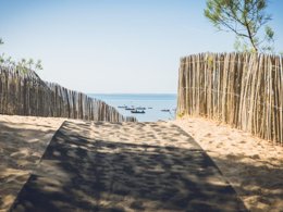 Camping Pas Cher vous présente avec son site Officiel campingpascher.fr, le Camping La Grière classé 3 étoiles, situé sur la commune de La Tranche Sur Mer dans le département Vendée (Pays De La Loire) en France. Le camping La Grière, vous présente un hébergement de type mobil-home. Le camping La Grière vous proposeun séjour PAS CHER avec une REMISEdu vendredi 11 septembre au vendredi 18 septembre 2026, en promotion à -30% pour 7 nuits à 316,40 € au lieu de 452,0 € soit une Économie de 135,60 €. Cette location propose 18 dates différentes pour réserver votre séjour. Découvrez également les 1 autres gammes d'hébergements du camping. Les Avis clients pour le Camping La Grière sont excellents avec une note moyenne de 9 sur 10. Mer, Animations familiales, Club enfants, Aire de jeux enfants, Centre équestre, Court de tennis, Golf, Ping-pong, Pétanque, Terrain multisports, Bar, Boulangerie, Bureau de tabac, Dépôt de pain, Snack/Bar, Supermarché,... En savoir plus : cliquez-ICI.