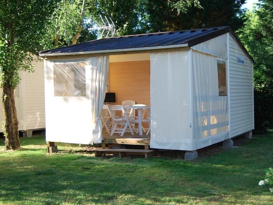 Camping Pas Cher vous présente avec son site Officiel campingpascher.fr, le Camping Les Mizottes classé 4 étoiles, situé sur la commune de Saint Michel En L'herm dans le département Vendée (Pays De La Loire) en France. Le camping Les Mizottes, vous présente un hébergement de type bungalow toilé de 20 m² pour 2 personnes. Le camping Les Mizottes vous propose du sam. 06 juin au sam. 13 juin 2026 pour 7 nuits à 99€. Cette location propose 53 dates différentes pour réserver votre séjour. Découvrez également les 12 autres gammes d'hébergements du camping. Les Avis clients pour le Camping Les Mizottes sont excellents avec une note moyenne de 8 sur 10. Piscine couverte, Piscine extérieure, Animations familiales, Club enfants, Aire de jeux enfants, Baby-foot, Parcours sportif, Ping-pong, Piscine, Pétanque, Terrain multisports, Bar, Boulangerie, Bureau de tabac, Dépôt de pain, Restaurant, Supermarché, Épicerie,... En savoir plus : cliquez-ICI.