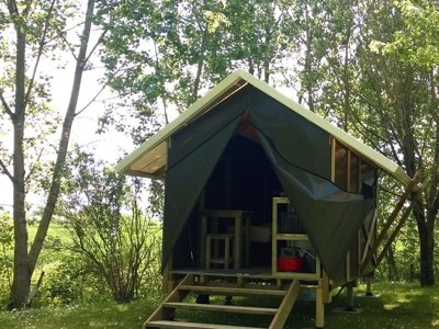 Cliquez pour découvrir toutes les photos de l'HÉBERGEMENT ! tente en toile et bois - Les Mizottes photo 2
