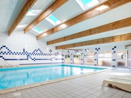Camping Pas Cher vous présente avec son site Officiel campingpascher.fr, le Camping Les Mizottes classé 4 étoiles, situé sur la commune de Saint Michel En L'herm dans le département Vendée (Pays De La Loire) en France. Le camping Les Mizottes, vous présente un hébergement de type bungalow toilé de 20 m² pour 2 personnes. Le camping Les Mizottes vous propose du sam. 06 juin au sam. 13 juin 2026 pour 7 nuits à 99€. Cette location propose 53 dates différentes pour réserver votre séjour. Découvrez également les 12 autres gammes d'hébergements du camping. Les Avis clients pour le Camping Les Mizottes sont excellents avec une note moyenne de 8 sur 10. Piscine couverte, Piscine extérieure, Animations familiales, Club enfants, Aire de jeux enfants, Baby-foot, Parcours sportif, Ping-pong, Piscine, Pétanque, Terrain multisports, Bar, Boulangerie, Bureau de tabac, Dépôt de pain, Restaurant, Supermarché, Épicerie,... En savoir plus : cliquez-ICI.