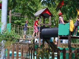 Camping Pas Cher vous présente avec son site Officiel campingpascher.fr, le Camping Les Mizottes classé 4 étoiles, situé sur la commune de Saint Michel En L'herm dans le département Vendée (Pays De La Loire) en France. Le camping Les Mizottes, vous présente un hébergement de type mobil-home de 25 m² et télévision. Le camping Les Mizottes vous propose du sam. 04 avril au sam. 11 avril 2026 pour 7 nuits à 139€. Cette location propose 122 dates différentes pour réserver votre séjour. Découvrez également les 12 autres gammes d'hébergements du camping. Les Avis clients pour le Camping Les Mizottes sont excellents avec une note moyenne de 8 sur 10. Piscine couverte, Piscine extérieure, Animations familiales, Club enfants, Aire de jeux enfants, Baby-foot, Parcours sportif, Ping-pong, Piscine, Pétanque, Terrain multisports, Bar, Boulangerie, Bureau de tabac, Dépôt de pain, Restaurant, Supermarché, Épicerie,... En savoir plus : cliquez-ICI.