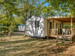 Camping Pas Cher vous présente avec son site Officiel campingpascher.fr, le Camping Les Mizottes classé 4 étoiles, situé sur la commune de Saint Michel En L'herm dans le département Vendée (Pays De La Loire) en France. Le camping Les Mizottes, vous présente un hébergement de type mobil-home de 25 m² et télévision. Le camping Les Mizottes vous propose du sam. 04 avril au sam. 11 avril 2026 pour 7 nuits à 139€. Cette location propose 122 dates différentes pour réserver votre séjour. Découvrez également les 12 autres gammes d'hébergements du camping. Les Avis clients pour le Camping Les Mizottes sont excellents avec une note moyenne de 8 sur 10. Piscine couverte, Piscine extérieure, Animations familiales, Club enfants, Aire de jeux enfants, Baby-foot, Parcours sportif, Ping-pong, Piscine, Pétanque, Terrain multisports, Bar, Boulangerie, Bureau de tabac, Dépôt de pain, Restaurant, Supermarché, Épicerie,... En savoir plus : cliquez-ICI.
