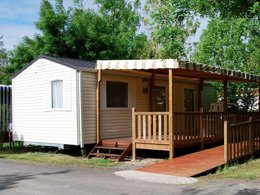 Camping Pas Cher vous présente avec son site Officiel campingpascher.fr, le Camping Les Mizottes classé 4 étoiles, situé sur la commune de Saint Michel En L'herm dans le département Vendée (Pays De La Loire) en France. Le camping Les Mizottes, vous présente un hébergement de type mobil-home de 32 m² pour 1 personne et télévision. Le camping Les Mizottes vous propose du sam. 04 avril au sam. 11 avril 2026 pour 7 nuits à 139€. Cette location propose 120 dates différentes pour réserver votre séjour. Découvrez également les 12 autres gammes d'hébergements du camping. Les Avis clients pour le Camping Les Mizottes sont excellents avec une note moyenne de 8 sur 10. Piscine couverte, Piscine extérieure, Animations familiales, Club enfants, Aire de jeux enfants, Baby-foot, Parcours sportif, Ping-pong, Piscine, Pétanque, Terrain multisports, Bar, Boulangerie, Bureau de tabac, Dépôt de pain, Restaurant, Supermarché, Épicerie,... En savoir plus : cliquez-ICI.