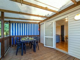 Camping Pas Cher vous présente avec son site Officiel campingpascher.fr, le Camping Les Mizottes classé 4 étoiles, situé sur la commune de Saint Michel En L'herm dans le département Vendée (Pays De La Loire) en France. Le camping Les Mizottes, vous présente un hébergement de type mobil-home de 25 m² et télévision. Le camping Les Mizottes vous propose du sam. 04 avril au sam. 11 avril 2026 pour 7 nuits à 129€. Cette location propose 122 dates différentes pour réserver votre séjour. Découvrez également les 12 autres gammes d'hébergements du camping. Les Avis clients pour le Camping Les Mizottes sont excellents avec une note moyenne de 8 sur 10. Piscine couverte, Piscine extérieure, Animations familiales, Club enfants, Aire de jeux enfants, Baby-foot, Parcours sportif, Ping-pong, Piscine, Pétanque, Terrain multisports, Bar, Boulangerie, Bureau de tabac, Dépôt de pain, Restaurant, Supermarché, Épicerie,... En savoir plus : cliquez-ICI.