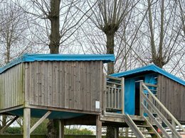 Camping Pas Cher vous présente avec son site Officiel campingpascher.fr, le Camping Les Mizottes classé 4 étoiles, situé sur la commune de Saint Michel En L'herm dans le département Vendée (Pays De La Loire) en France. Le camping Les Mizottes, vous présente un hébergement de type hébergement insolite. Le camping Les Mizottes vous propose du sam. 04 avril au sam. 11 avril 2026 pour 7 nuits à 89€. Cette location propose 176 dates différentes pour réserver votre séjour. Découvrez également les 12 autres gammes d'hébergements du camping. Les Avis clients pour le Camping Les Mizottes sont excellents avec une note moyenne de 8 sur 10. Piscine couverte, Piscine extérieure, Animations familiales, Club enfants, Aire de jeux enfants, Baby-foot, Parcours sportif, Ping-pong, Piscine, Pétanque, Terrain multisports, Bar, Boulangerie, Bureau de tabac, Dépôt de pain, Restaurant, Supermarché, Épicerie,... En savoir plus : cliquez-ICI.