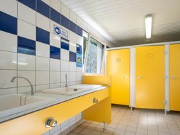 Camping Pas Cher vous présente avec son site Officiel campingpascher.fr, le Camping Les Mizottes classé 4 étoiles, situé sur la commune de Saint Michel En L'herm dans le département Vendée (Pays De La Loire) en France. Le camping Les Mizottes, vous présente un hébergement de type tente en toile et bois de 7 m². Le camping Les Mizottes vous propose du sam. 04 avril au sam. 11 avril 2026 pour 7 nuits à 175€. Cette location propose 176 dates différentes pour réserver votre séjour. Découvrez également les 12 autres gammes d'hébergements du camping. Les Avis clients pour le Camping Les Mizottes sont excellents avec une note moyenne de 8 sur 10. Piscine couverte, Piscine extérieure, Animations familiales, Club enfants, Aire de jeux enfants, Baby-foot, Parcours sportif, Ping-pong, Piscine, Pétanque, Terrain multisports, Bar, Boulangerie, Bureau de tabac, Dépôt de pain, Restaurant, Supermarché, Épicerie,... En savoir plus : cliquez-ICI.