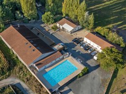 Camping Pas Cher vous présente avec son site Officiel campingpascher.fr, le Camping Les Mizottes classé 4 étoiles, situé sur la commune de Saint Michel En L'herm dans le département Vendée (Pays De La Loire) en France. Le camping Les Mizottes, vous présente un hébergement de type mobil-home de 32 m² et télévision. Le camping Les Mizottes vous propose du sam. 04 avril au sam. 11 avril 2026 pour 7 nuits à 159€. Cette location propose 122 dates différentes pour réserver votre séjour. Découvrez également les 12 autres gammes d'hébergements du camping. Les Avis clients pour le Camping Les Mizottes sont excellents avec une note moyenne de 8 sur 10. Piscine couverte, Piscine extérieure, Animations familiales, Club enfants, Aire de jeux enfants, Baby-foot, Parcours sportif, Ping-pong, Piscine, Pétanque, Terrain multisports, Bar, Boulangerie, Bureau de tabac, Dépôt de pain, Restaurant, Supermarché, Épicerie,... En savoir plus : cliquez-ICI.