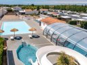 Camping Pas Cher vous présente avec son site Officiel campingpascher.fr, le Camping Romanée - La Belle Henriette classé 4 étoiles, situé sur la commune de La Tranche Sur Mer dans le département Vendée (Pays De La Loire) en France. Le camping Romanée - La Belle Henriette vous propose un hébergement de type mobil-home de 25 m². Cet hébergement propose plus de 75 dates différentes pour réserver ! Pour dévouvrir la période la moins chère, consultez la rubrique 'Tarifs' et sélectionnez votre mois de départ. L'établissement vous propose 7 autres types d'hébergements. Découvrez tous nos séjours à petits prix dans la commune et aux alentours de La Tranche Sur Mer du département : Vendée (Pays De La Loire). Les Avis clients pour le Camping Romanée - La Belle Henriette sont excellents avec une note moyenne de 8 sur 10. LacMer, Piscine couverte, Piscine extérieure, Club enfants, Aire de jeux enfants, Centre équestre, Court de tennis, Parcours sportif, Ping-pong, Pétanque, Randonnée, Terrain de volley-ball, Terrain multisports, Bar, Dépôt de pain, Pizzeria, Plats à emporter, Snack/Bar,... En savoir plus : cliquez-ICI.